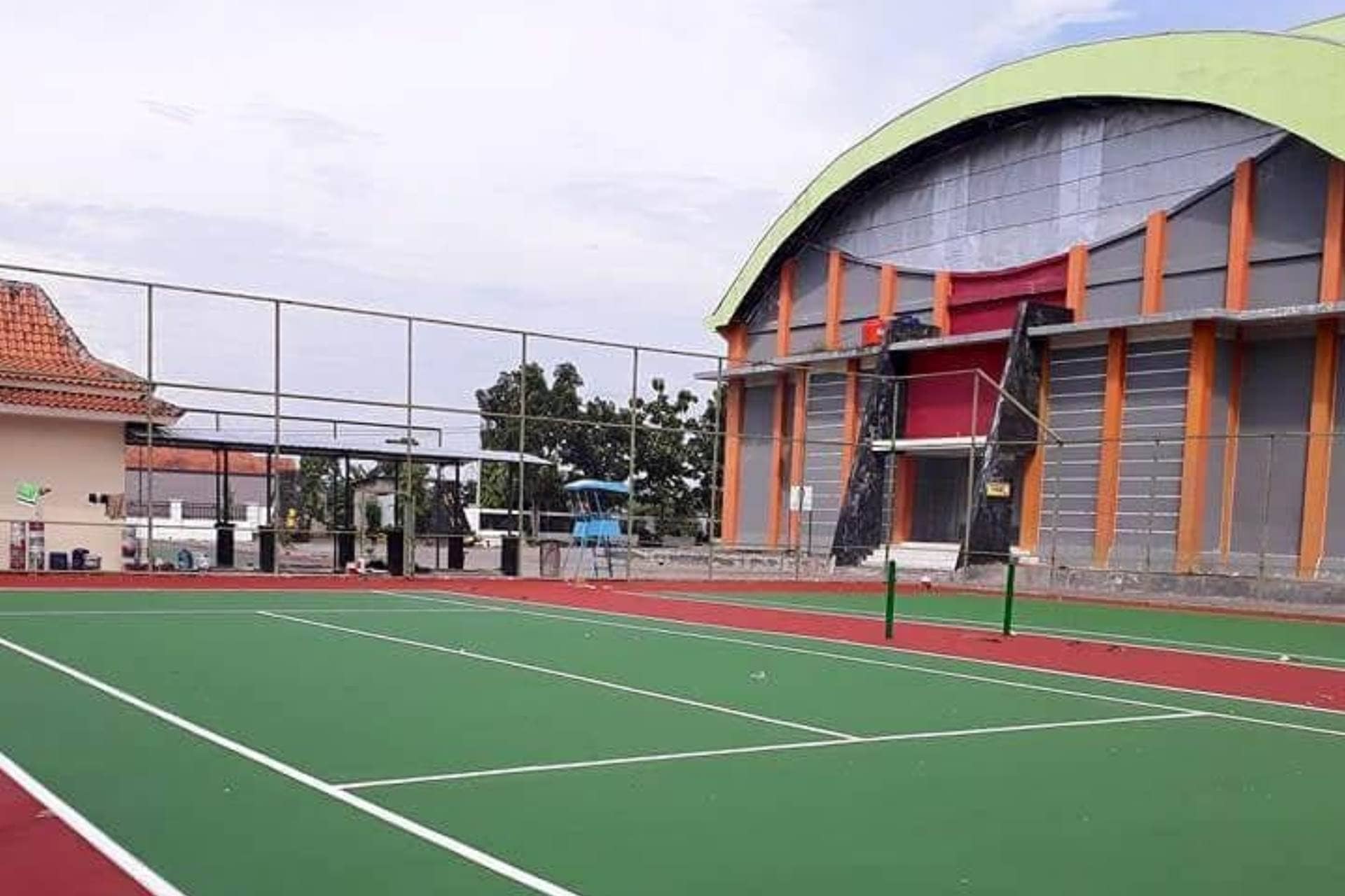 Spesialis Lapangan Tenis