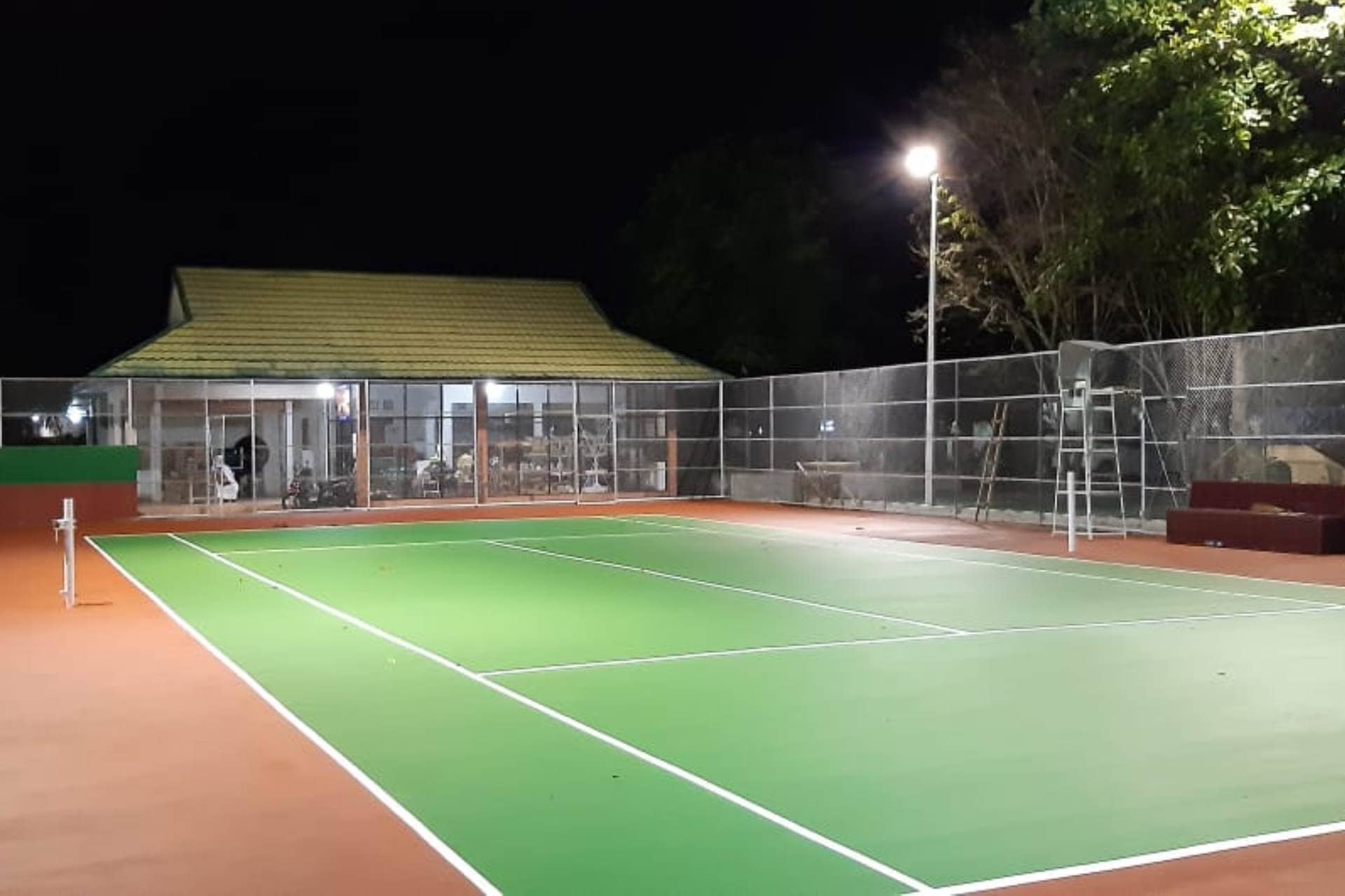 Spesialis Lapangan Tenis